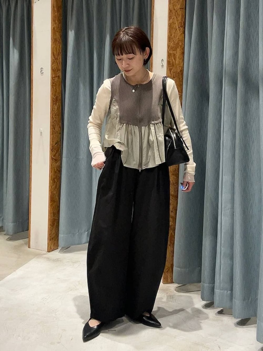 ブラック系のボストンバッグ、ブラック系のパンプス、ブラック系のその他パンツを着用したレディースの春コーディネートの3枚目の写真