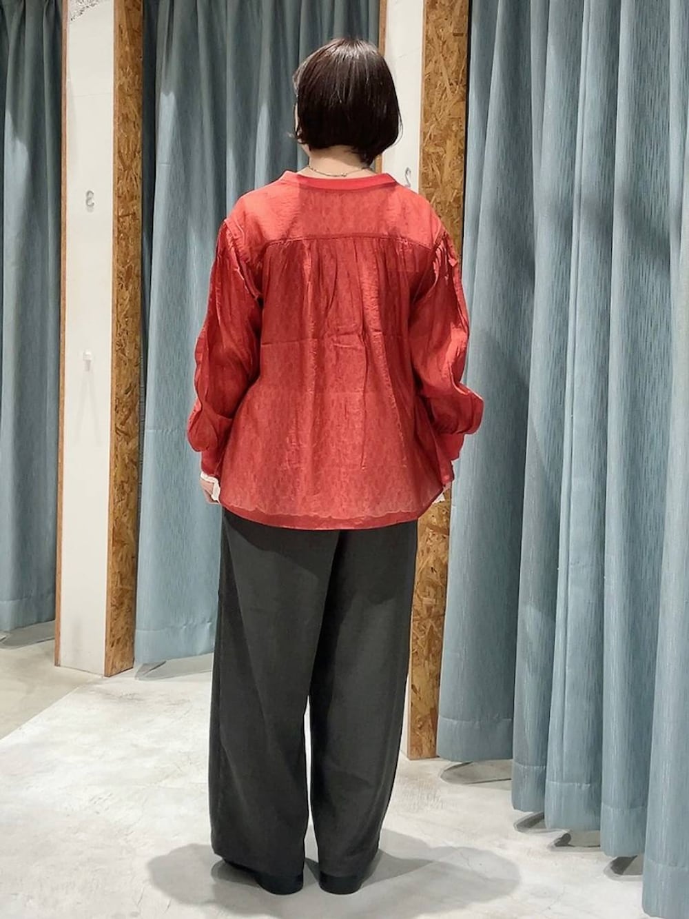 ブラック系のサンダル、ホワイト系のシャツ/ブラウス、グレー系のその他パンツを着用したレディースの春コーディネートの3枚目の写真