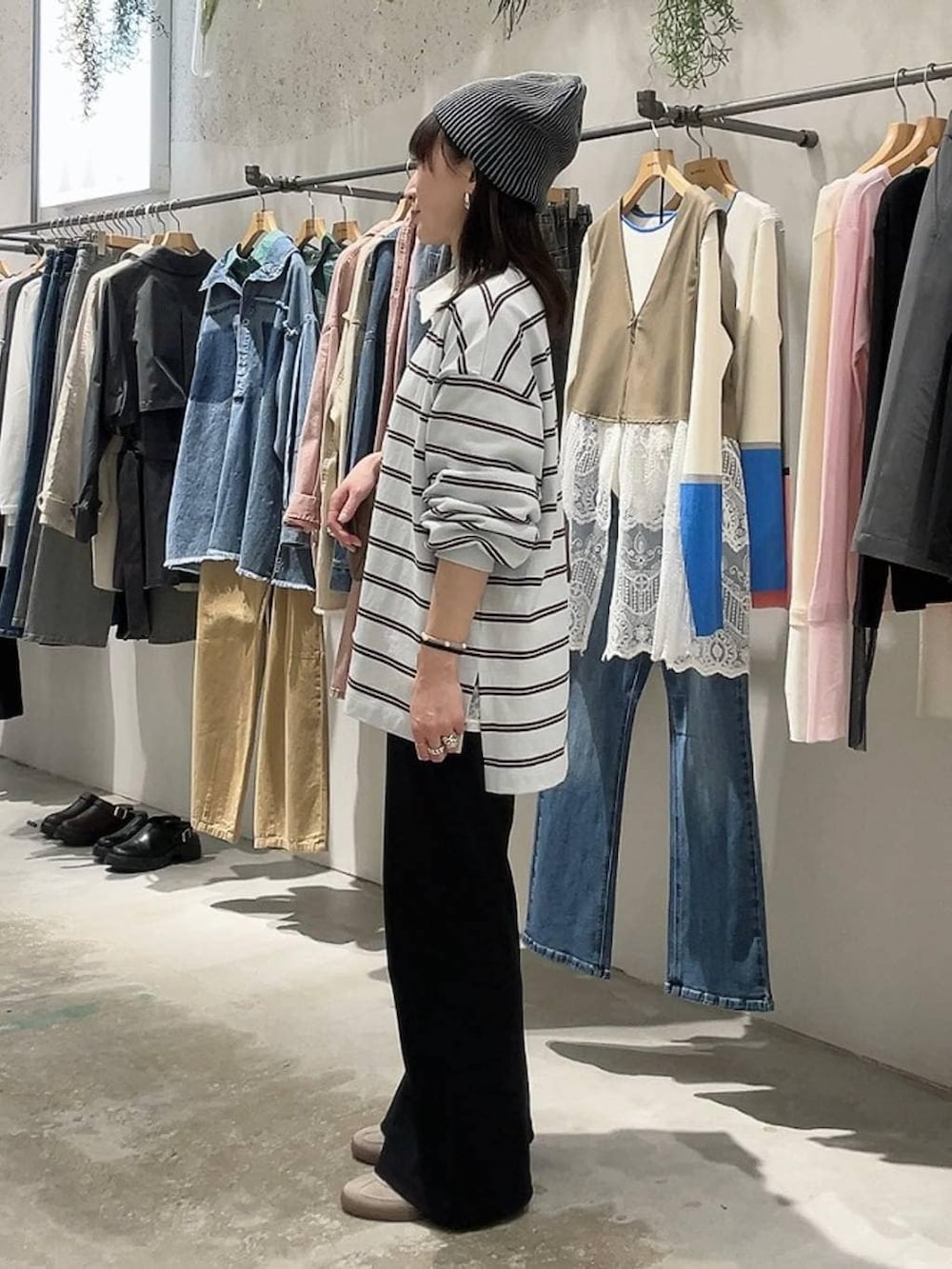 ブラウン系のボストンバッグ、ブラック系のスウェットパンツ、ブルー系のTシャツ/カットソーを着用したレディースの冬コーディネートの3枚目の写真
