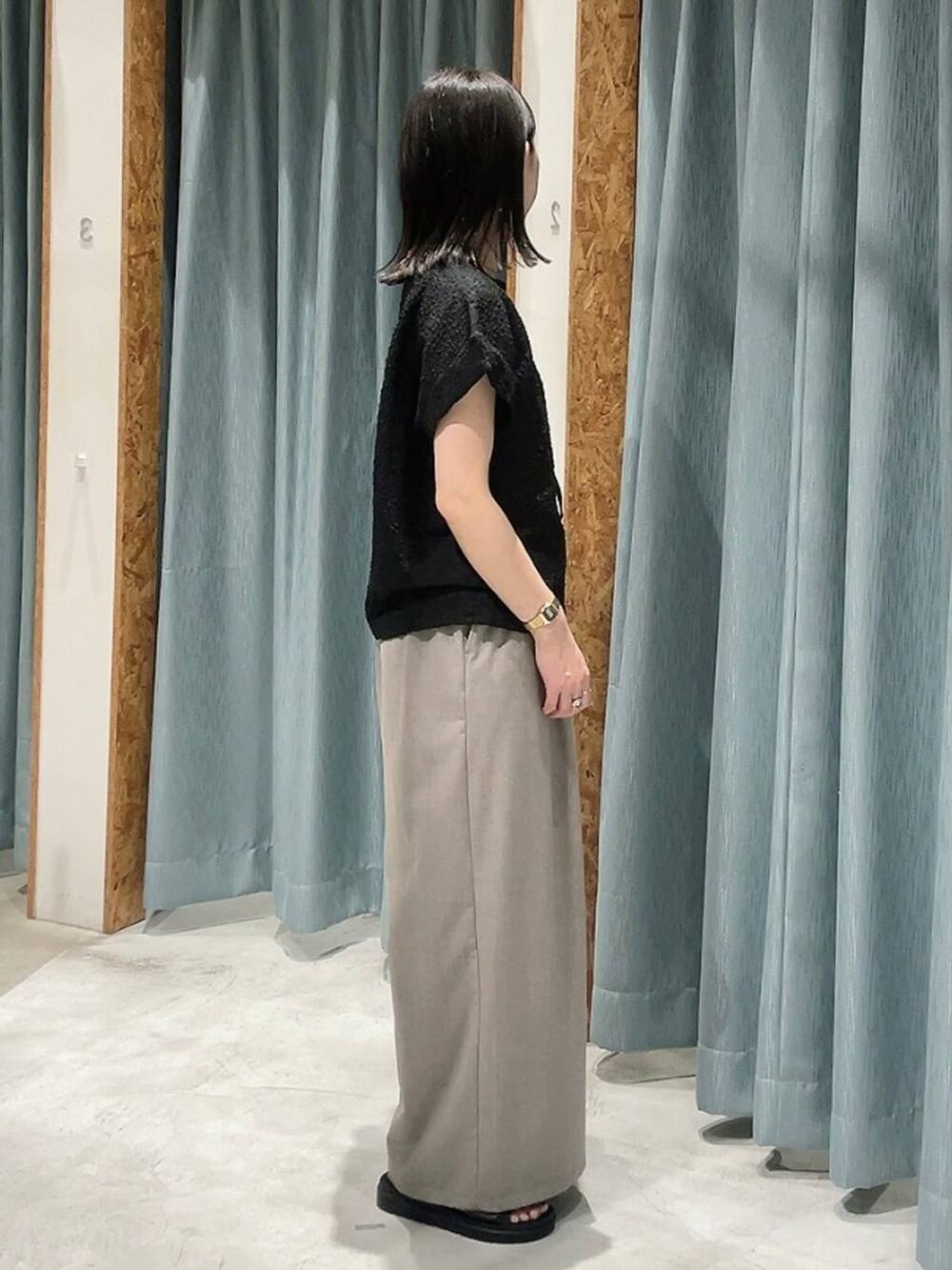 ブラウン系のサンダル、ベージュ系のその他パンツ、ブラック系のTシャツ/カットソーを着用したレディースの夏コーディネートの4枚目の写真