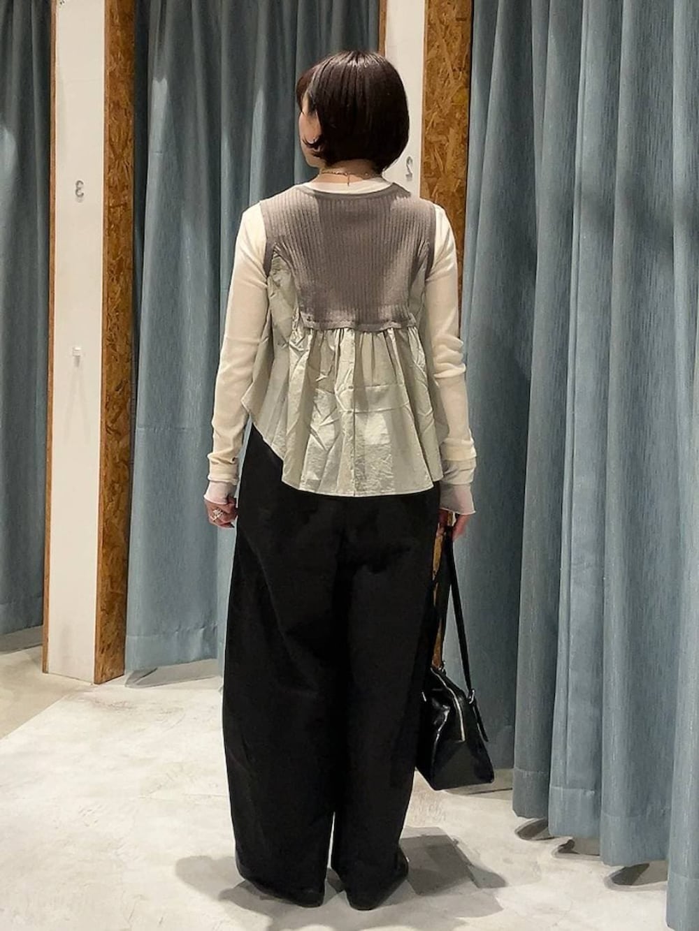 ブラック系のボストンバッグ、ブラック系のパンプス、ブラック系のその他パンツを着用したレディースの春コーディネートの4枚目の写真