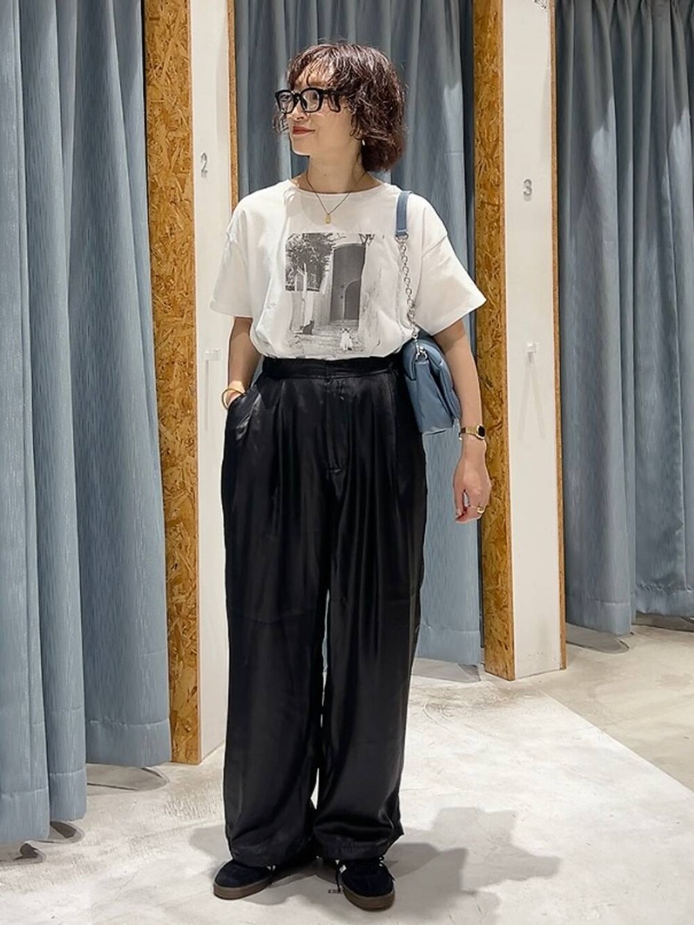 ブルー系のショルダーバッグ、ホワイト系のTシャツ/カットソー、ブラック系のスニーカーを着用したレディースの夏コーディネートの5枚目の写真