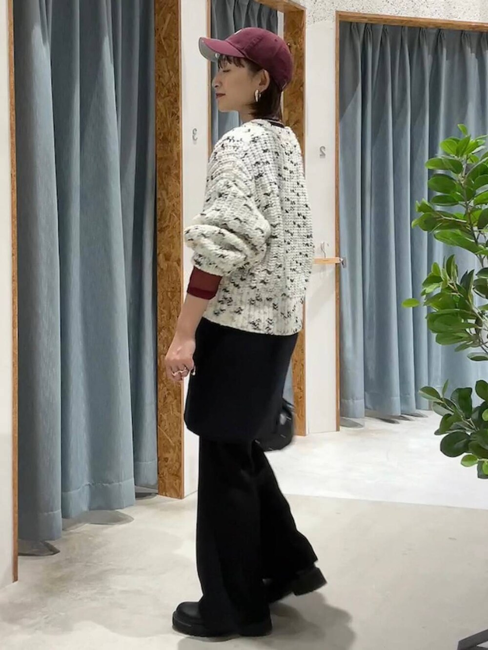 ブラック系のショルダーバッグ、ブラック系のその他パンツ、ホワイト系のニット/セーターを着用したレディースの秋コーディネートの5枚目の写真