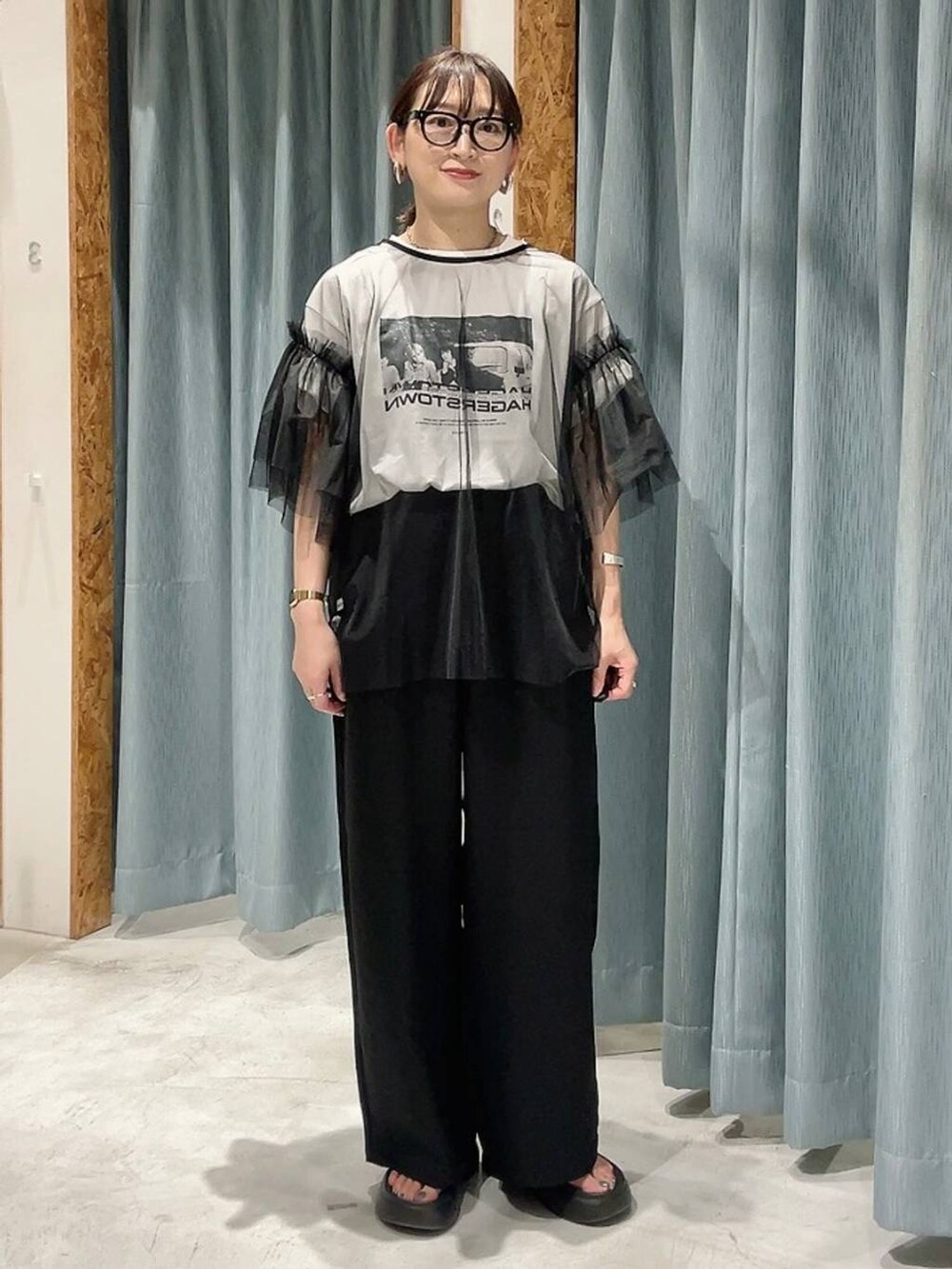 ブラック系のサンダル、ブラック系のTシャツ/カットソー、ブラック系のその他パンツを着用したレディースの夏コーディネートの5枚目の写真