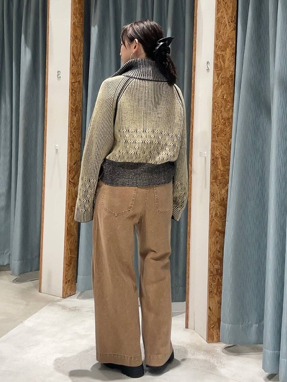 ブラウン系のデニムパンツ、グレー系のその他パンツを着用したレディースの秋コーディネートの5枚目の写真