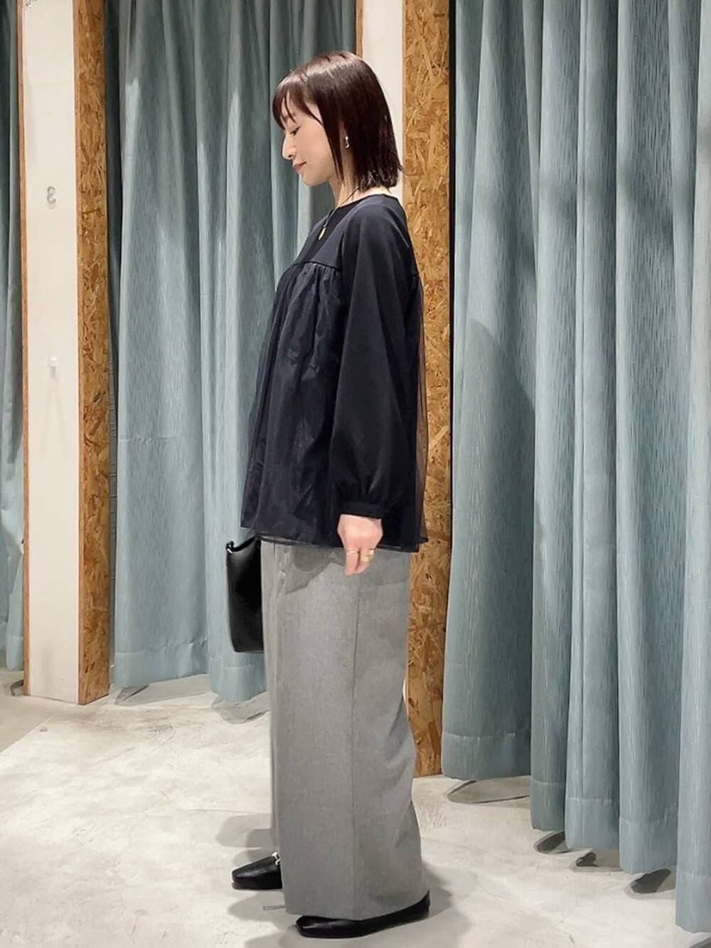 ブルー系のその他パンツ、ブラック系のショルダーバッグ、グレー系のその他パンツを着用したレディースの冬コーディネートの5枚目の写真