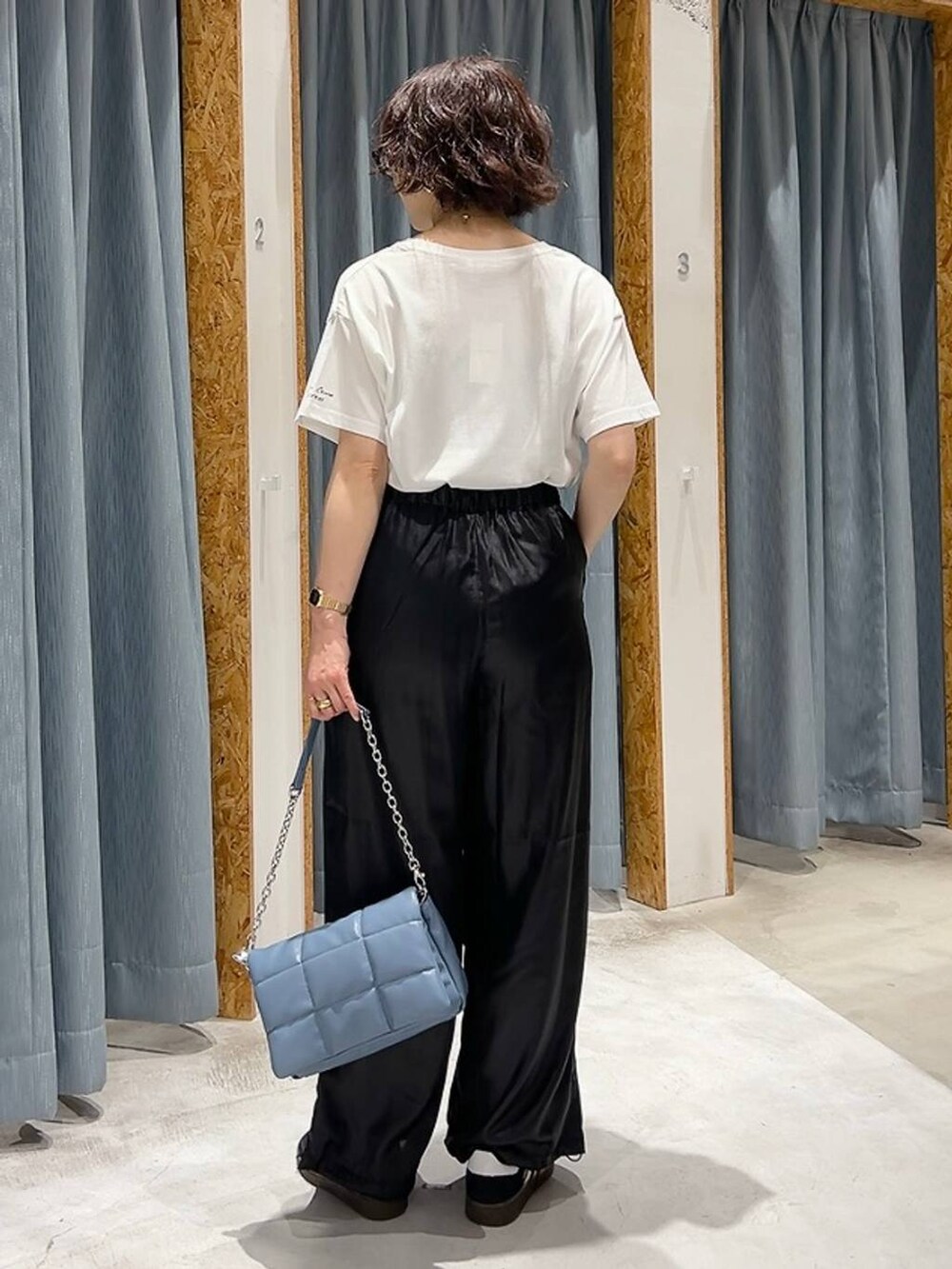 ブルー系のショルダーバッグ、ホワイト系のTシャツ/カットソー、ブラック系のスニーカーを着用したレディースの夏コーディネートの3枚目の写真