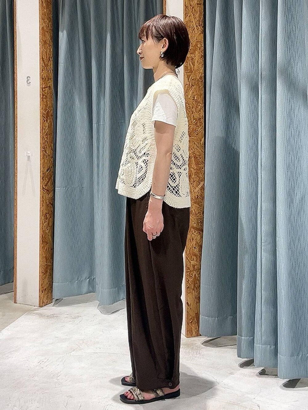 ホワイト系のベスト、ブラウン系のその他パンツ、ホワイト系のTシャツ/カットソーを着用したレディースの夏コーディネートの5枚目の写真