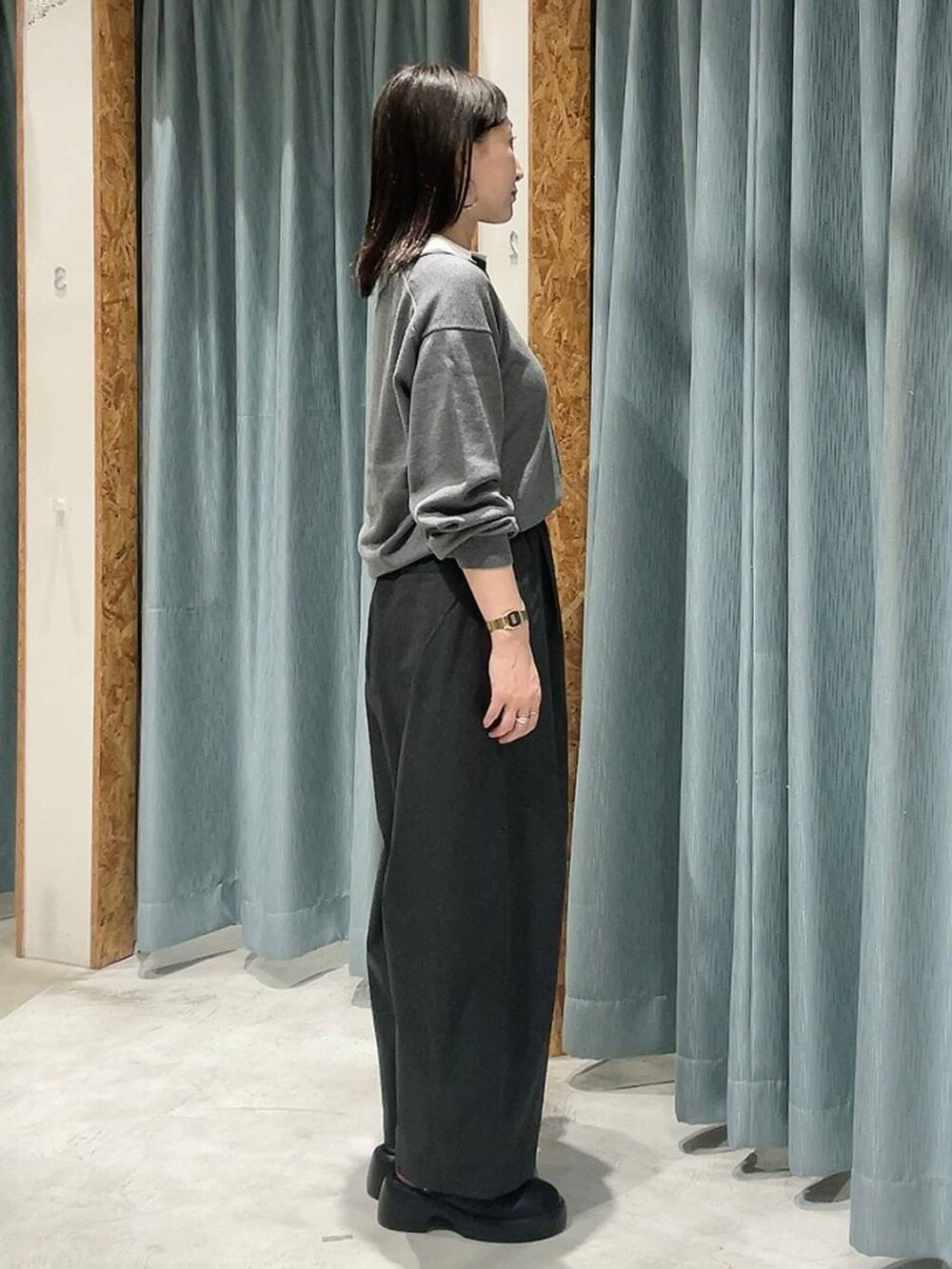 ブラック系のサンダル、グレー系のその他パンツ、グレー系のニット/セーターを着用したレディースの秋コーディネートの2枚目の写真