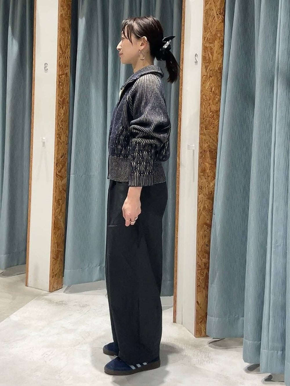 ブラウン系のデニムパンツ、グレー系のその他パンツを着用したレディースの秋コーディネートの2枚目の写真