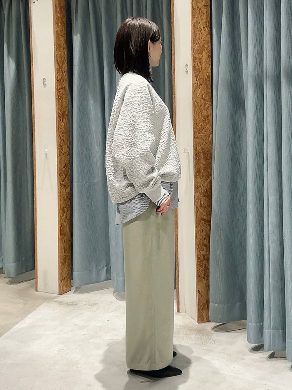 グレー系のシャツ/ブラウス、ブラック系のパンプス、グリーン系のその他パンツを着用したレディースの秋コーディネートの2枚目の写真