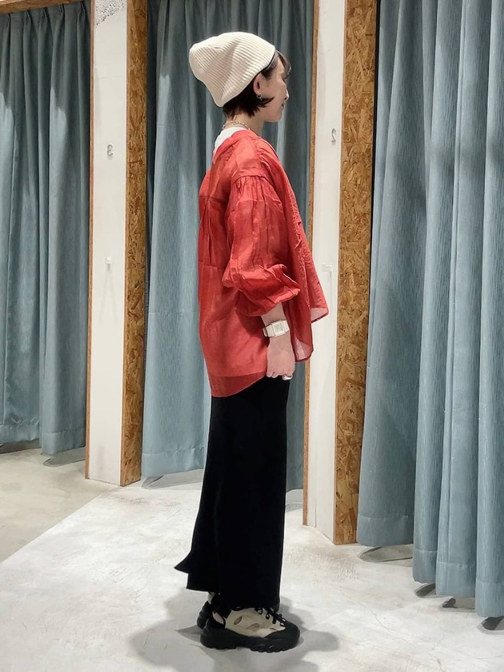 ブラック系のスカート、レッド系のシャツ/ブラウス、ホワイト系のTシャツ/カットソーを着用したレディースの春コーディネートの4枚目の写真