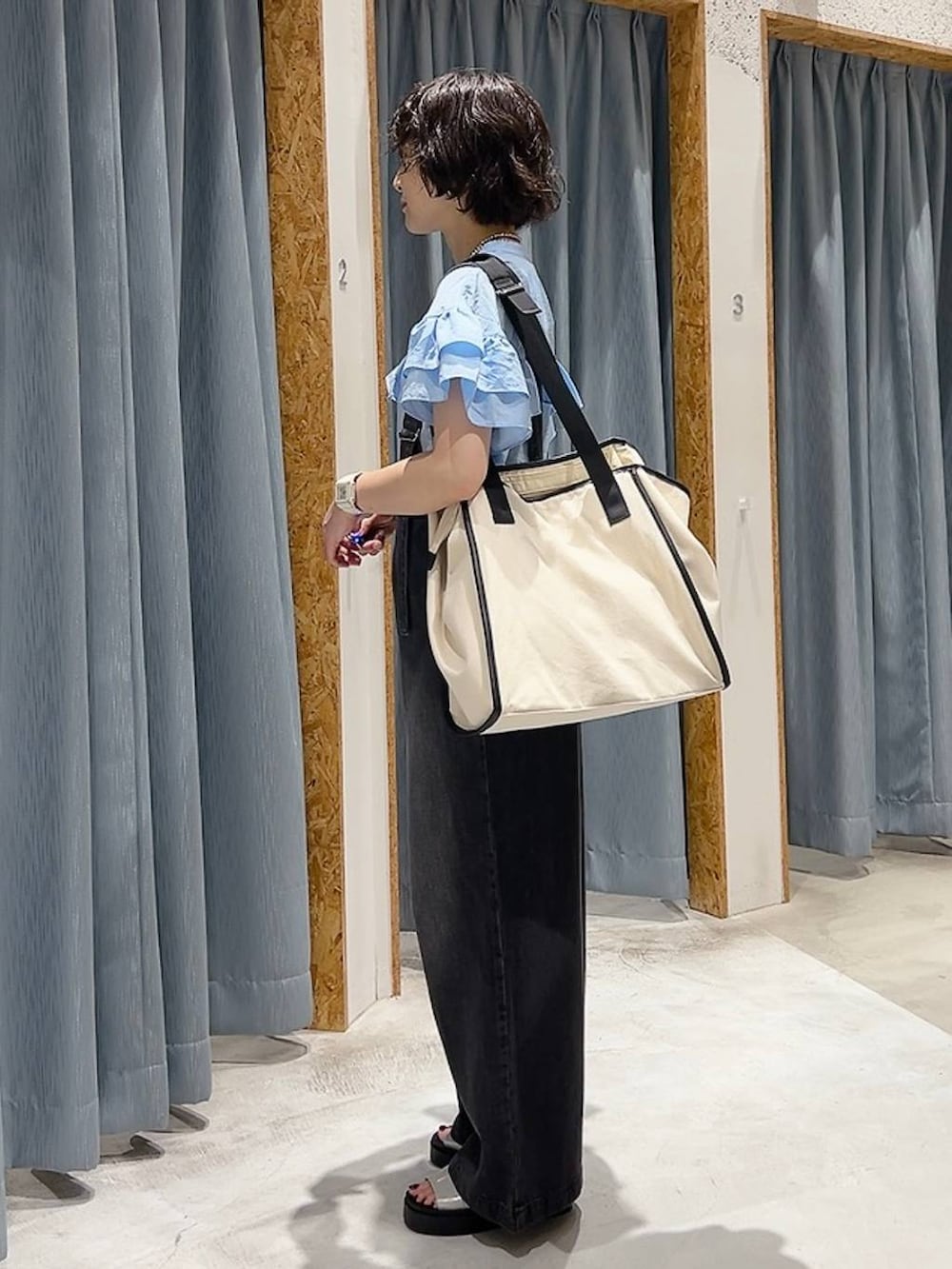 グレー系のデニムパンツ、シルバー系のサンダル、ブルー系のシャツ/ブラウスを着用したレディースの夏コーディネートの2枚目の写真