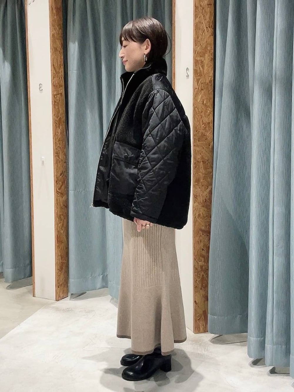 ブラック系のブルゾンを着用したレディースの秋コーディネートの4枚目の写真