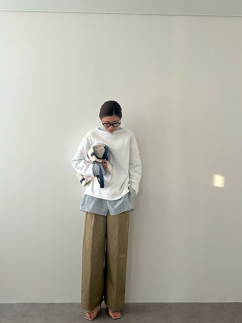 イエロー系のチノパンツ、グリーン系のシャツ/ブラウスを着用したレディースの冬コーディネートの2枚目の写真