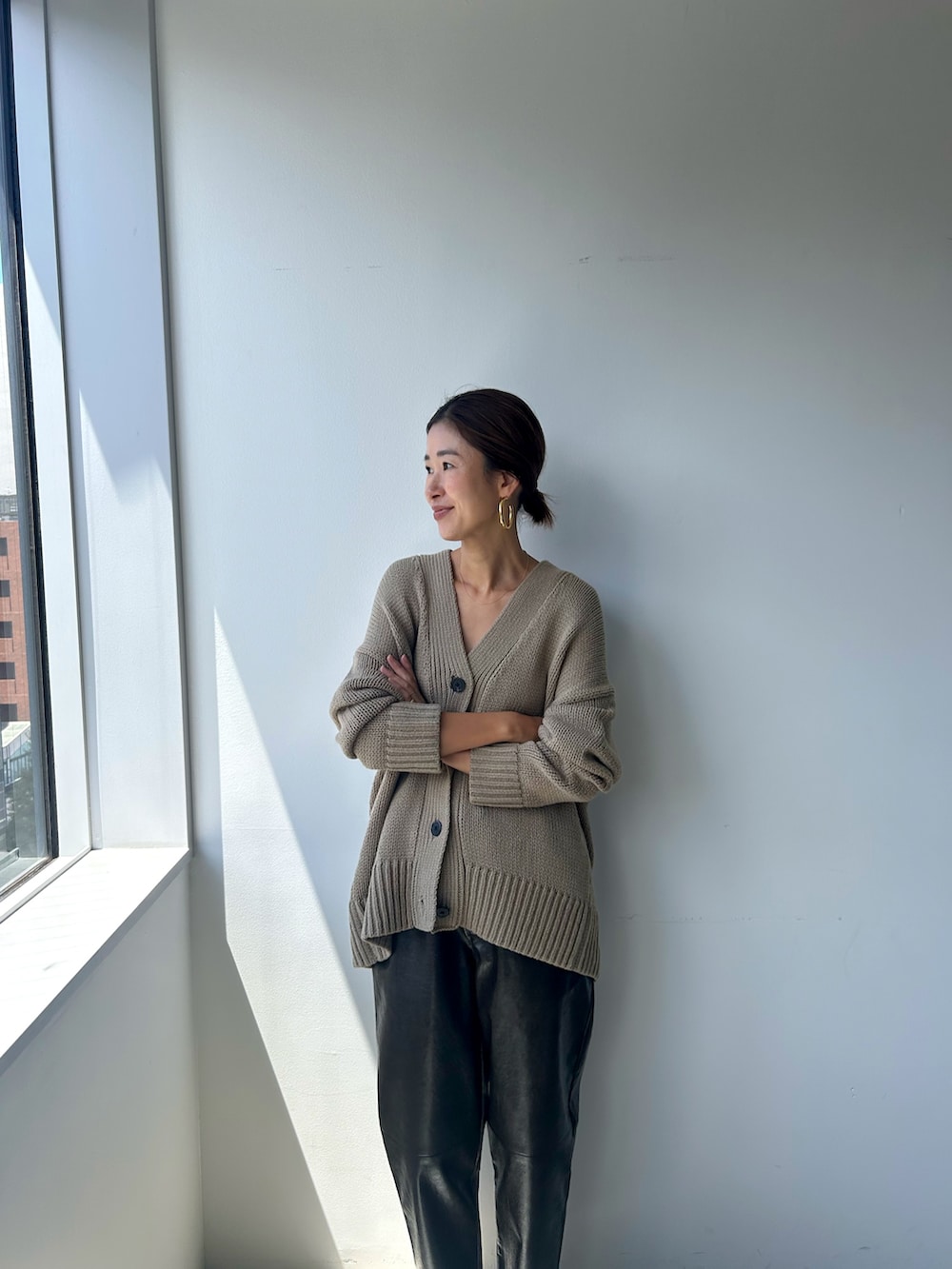 ベージュ系のニット/セーター、ブラック系のその他パンツを着用したレディースの秋コーディネートの4枚目の写真