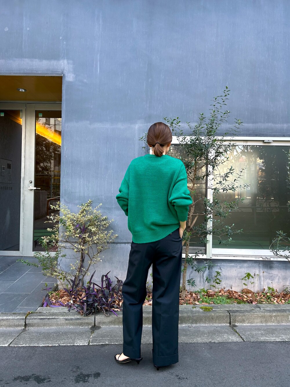 グリーン系のニット/セーター、ブルー系のその他パンツを着用したレディースの冬コーディネートの2枚目の写真