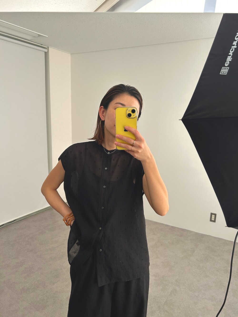 ブラック系のシャツ/ブラウス、ブラック系のその他パンツを着用したレディースの冬コーディネートの2枚目の写真