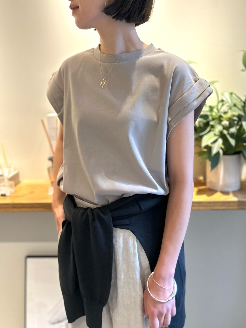 ベージュ系のTシャツ/カットソー、その他のその他パンツを着用したレディースの春コーディネートの3枚目の写真