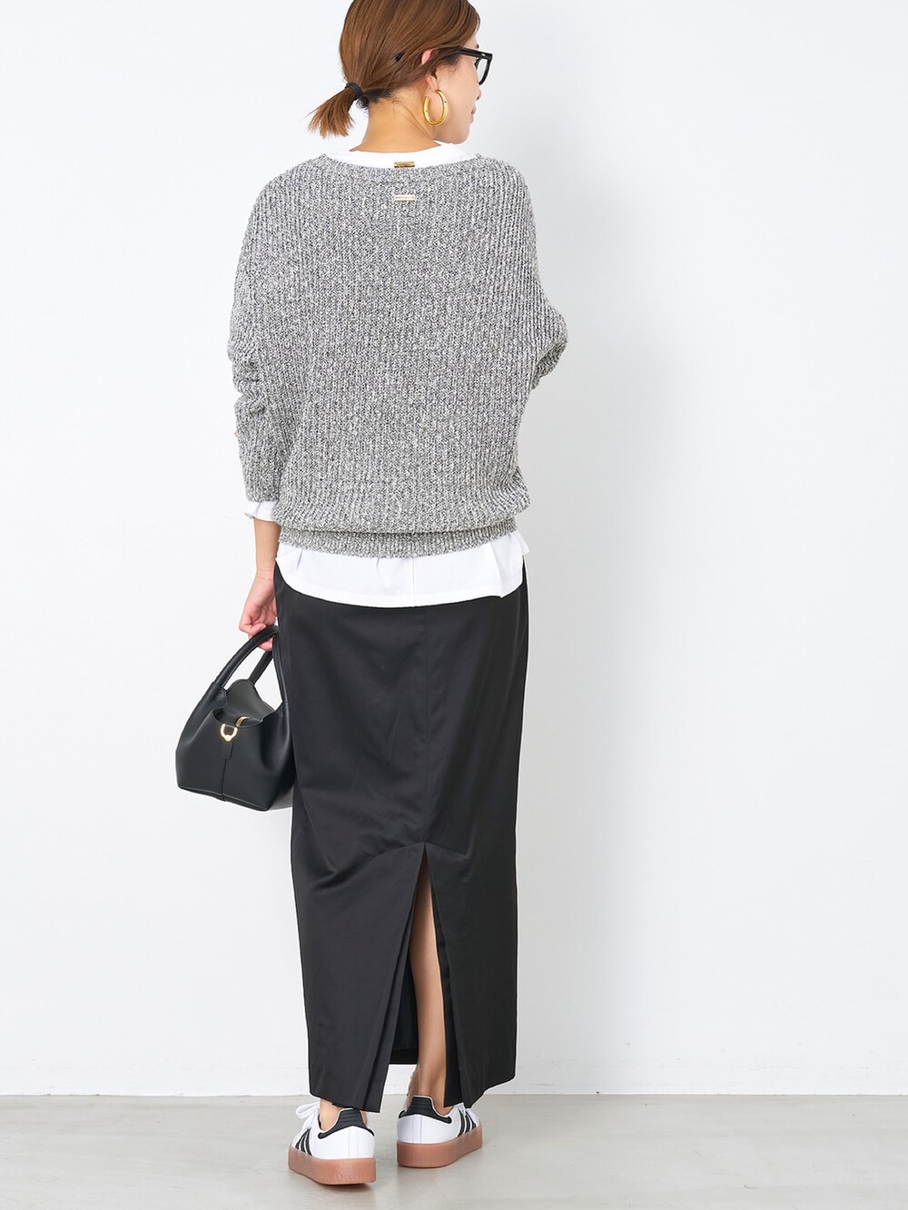 ブラック系のスカート、ブラック系のニット/セーターを着用したレディースの冬コーディネートの2枚目の写真