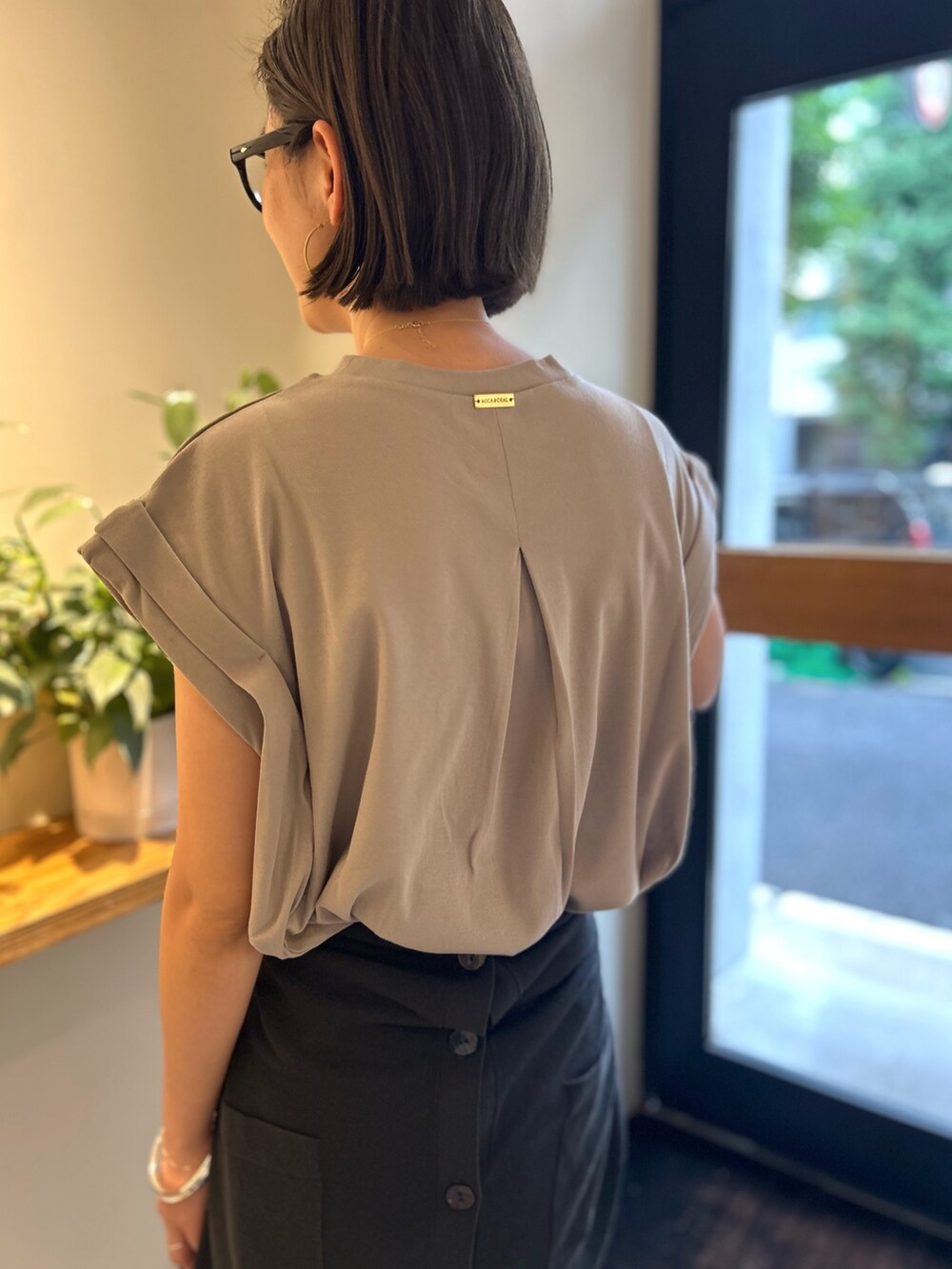 ベージュ系のTシャツ/カットソー、その他のその他パンツを着用したレディースの春コーディネートの2枚目の写真