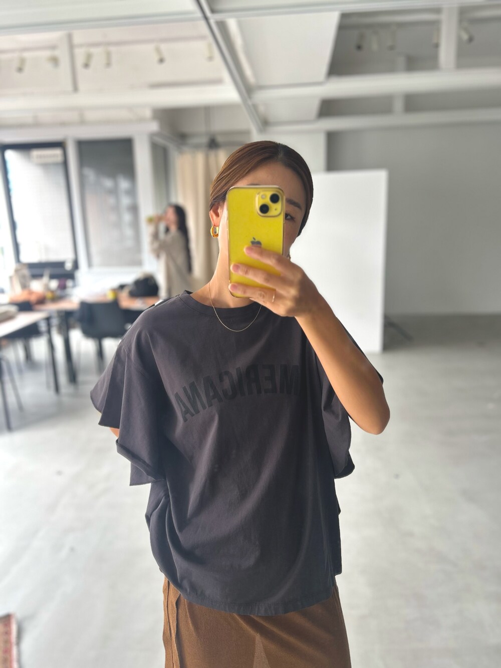 ブラック系のTシャツ/カットソーを着用したレディースの夏コーディネートの2枚目の写真