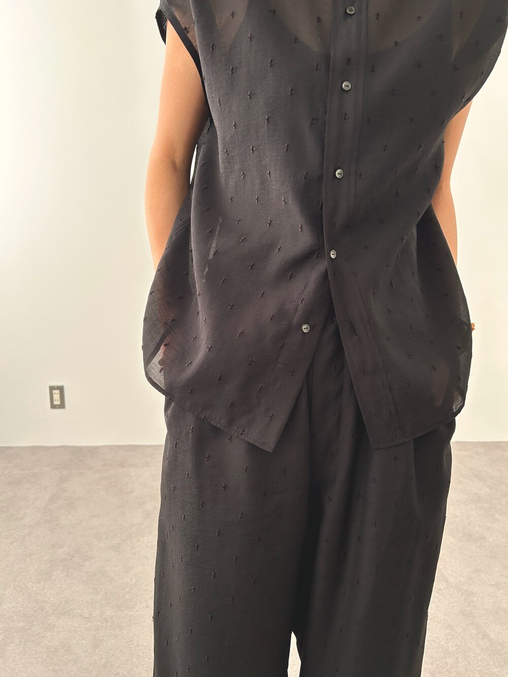 ブラック系のシャツ/ブラウス、ブラック系のその他パンツを着用したレディースの冬コーディネートの3枚目の写真