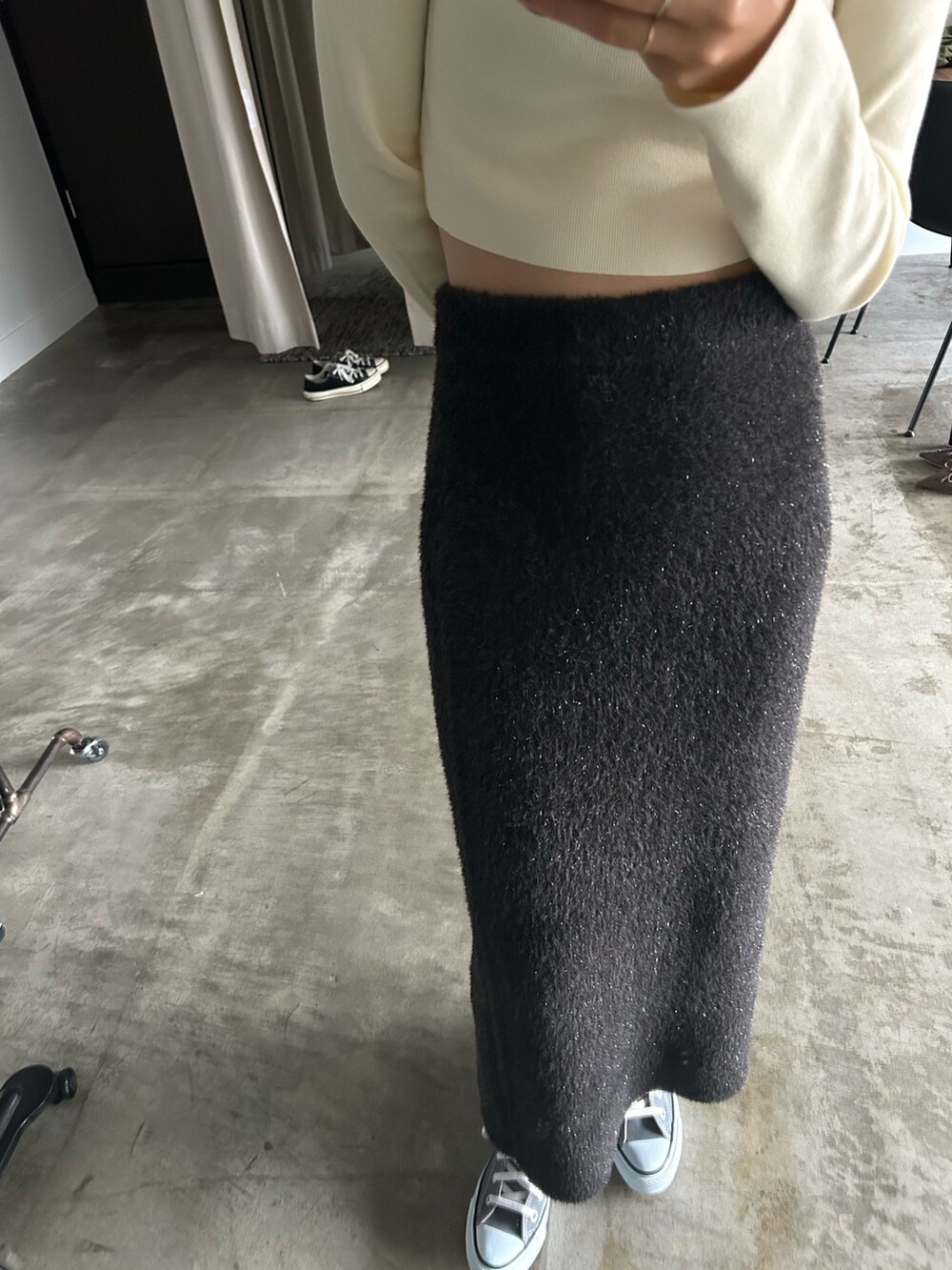 グレー系のスカートを着用したレディースの秋コーディネートの2枚目の写真