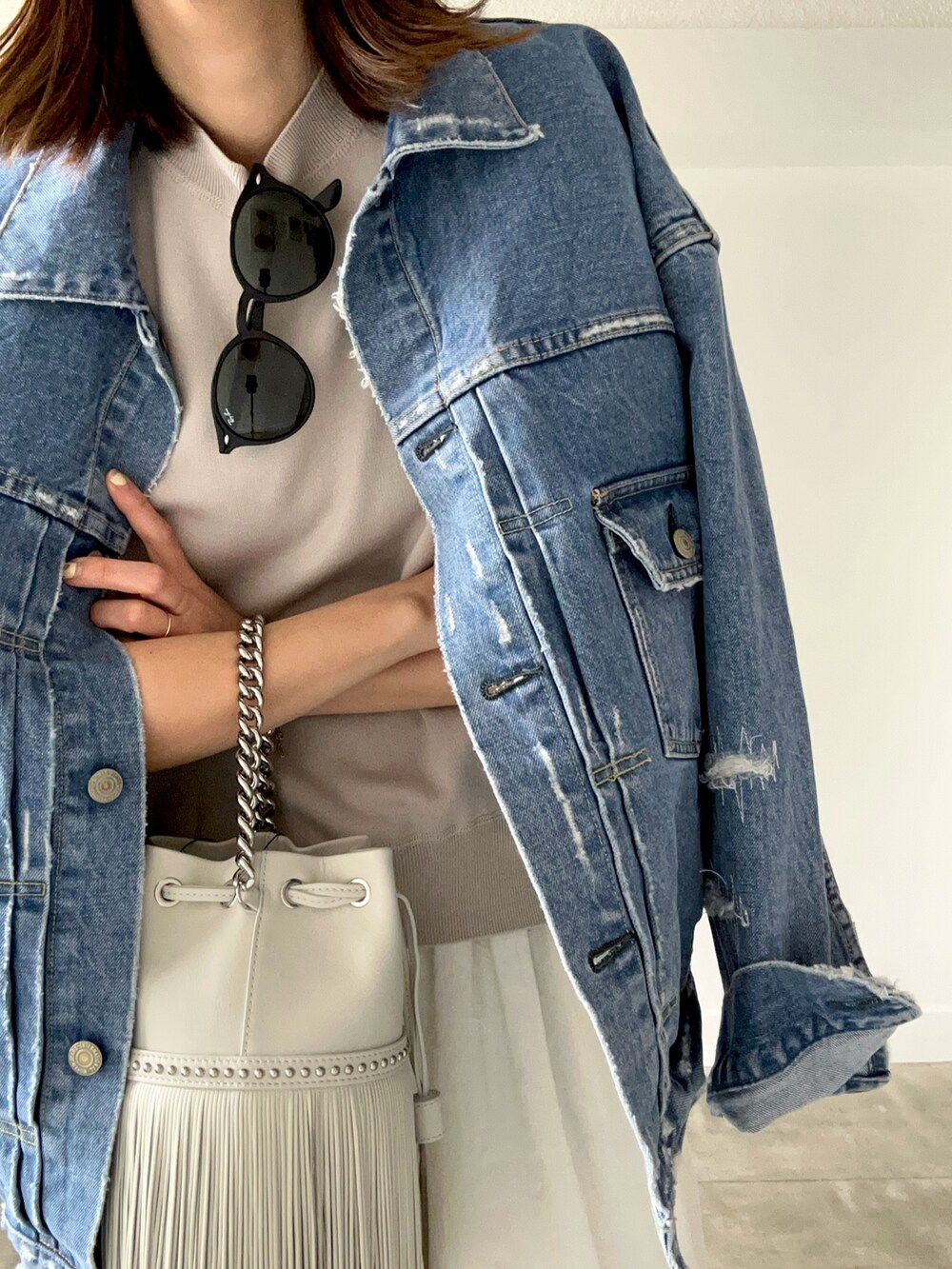 ベージュ系のニット/セーター、ホワイト系のその他パンツを着用したレディースの春コーディネートの2枚目の写真