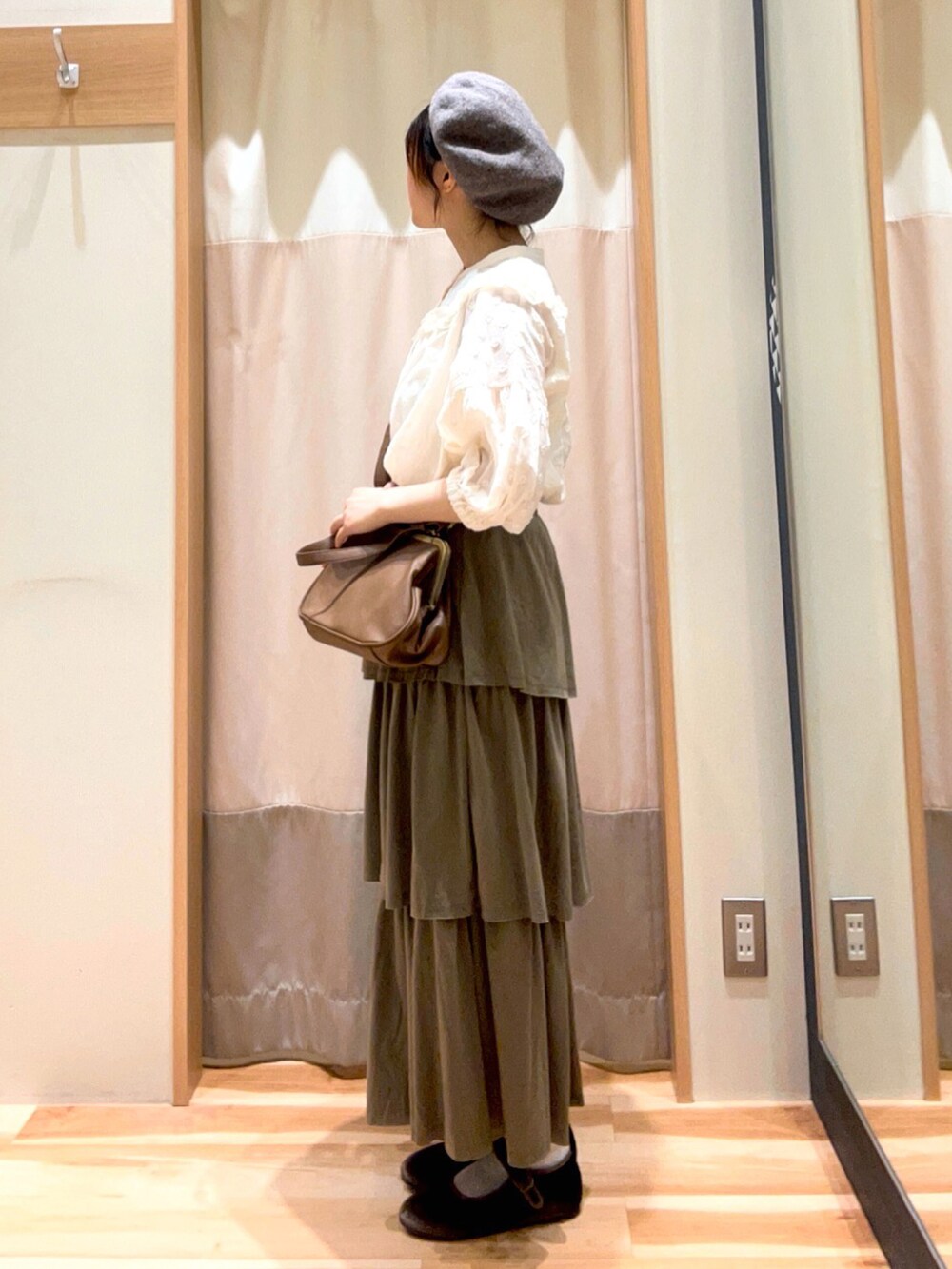 グリーン系のスカート、ホワイト系のシャツ/ブラウス、ブラウン系のドレスシューズを着用したレディースの夏コーディネートの2枚目の写真