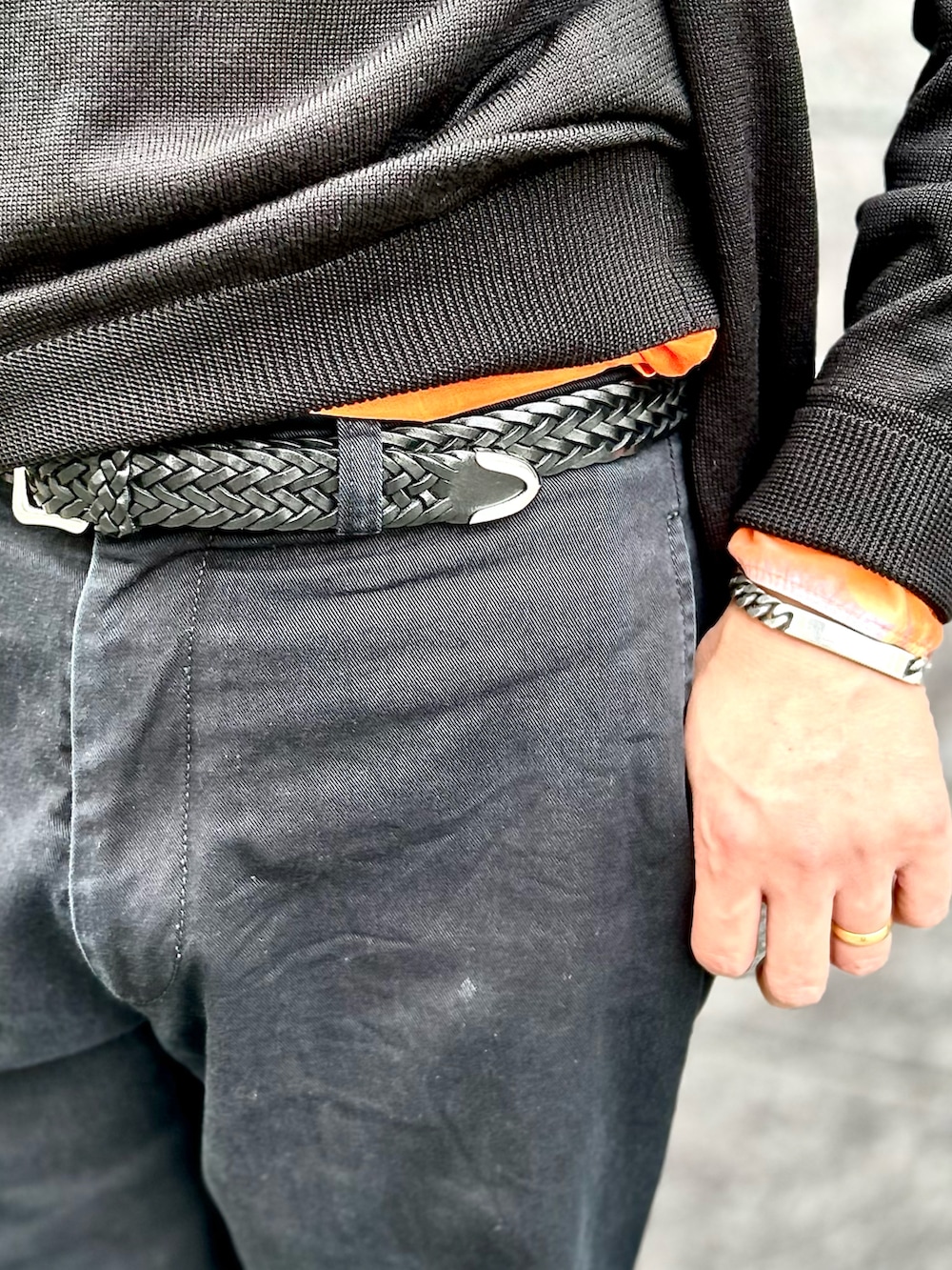 「休日スタイル、シンプルスタイル、リラックススタイル、大人カジュアル、ootd」｜「BERWICHのアイテム（チノパンツ、ブラック系）」を使った、pipimarさん（メンズ・170cm）の春コーディネートの3枚目の写真