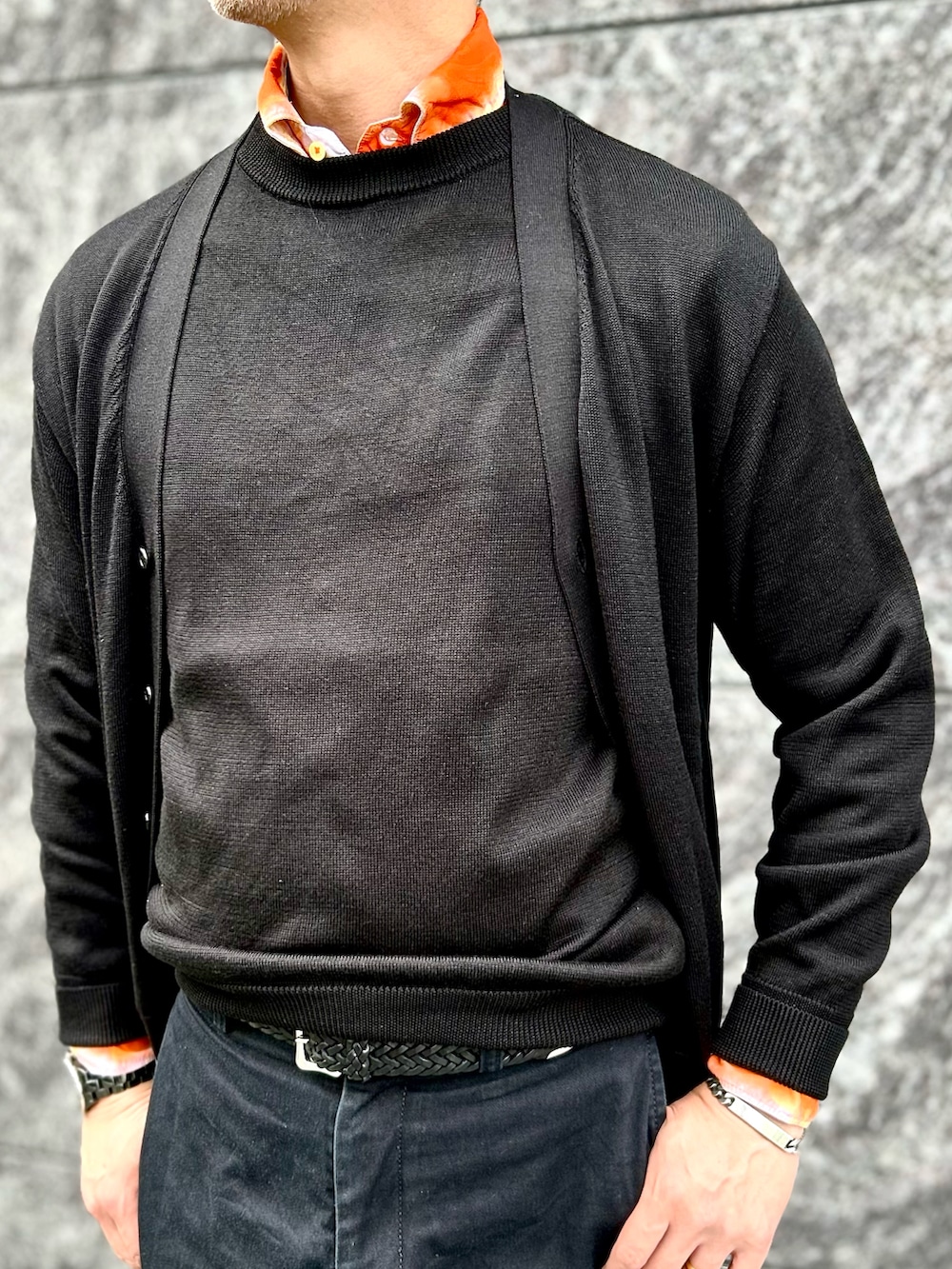 「休日スタイル、シンプルスタイル、リラックススタイル、大人カジュアル、ootd」｜「BERWICHのアイテム（チノパンツ、ブラック系）」を使った、pipimarさん（メンズ・170cm）の春コーディネートの2枚目の写真