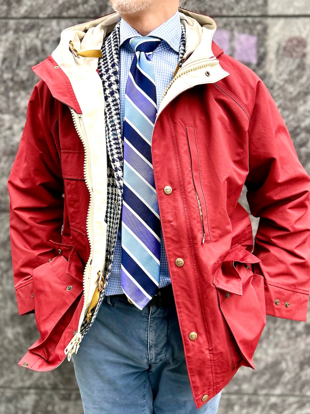 「春のNewスタイル、大人コーデ」｜「WOOLRICHのアイテム（マウンテンパーカー、レッド系）」を使った、pipimarさん（メンズ・170cm）の春コーディネートの2枚目の写真