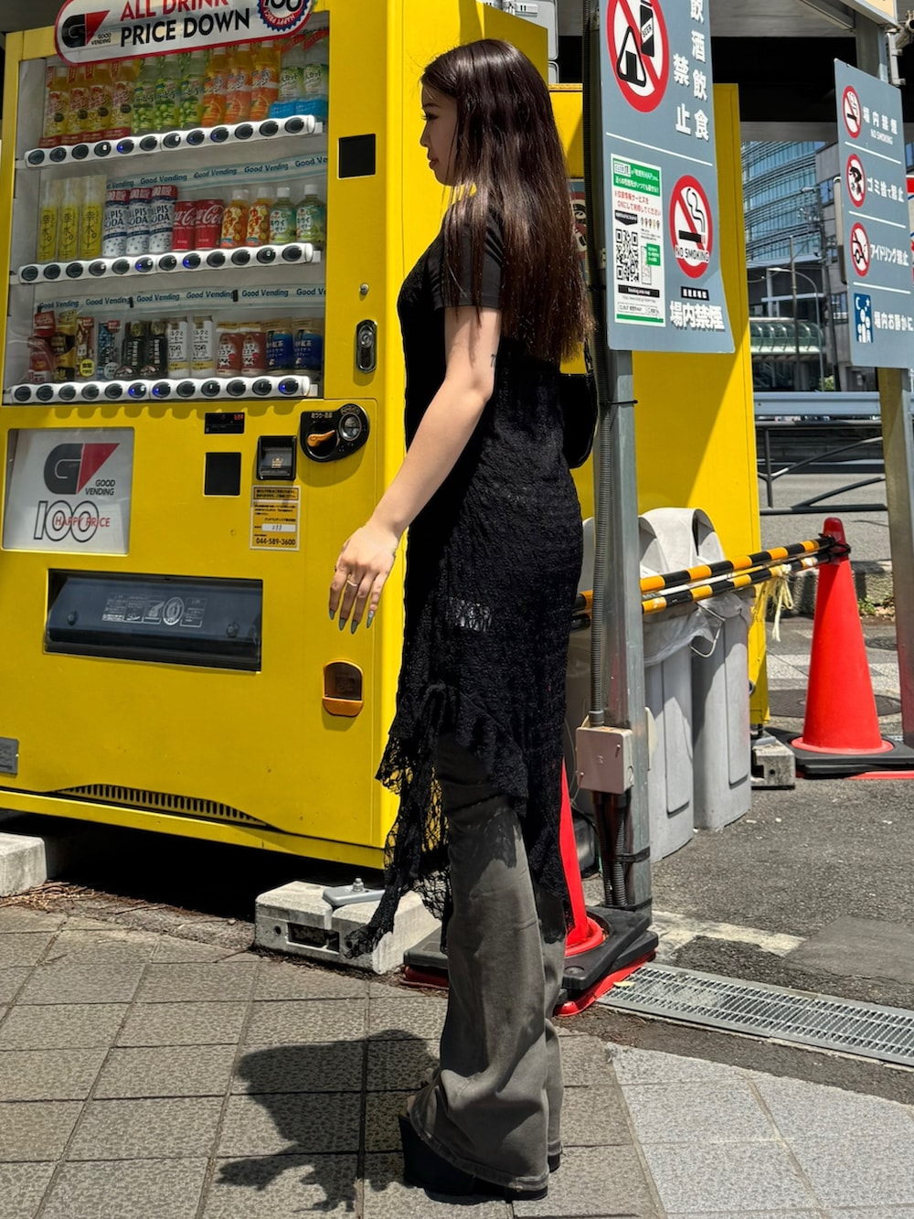 ブラック系のサンダル、グレー系のデニムパンツ、ブラック系のTシャツ/カットソーを着用したレディースの夏コーディネートの2枚目の写真