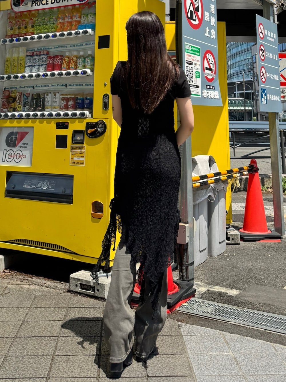 ブラック系のサンダル、グレー系のデニムパンツ、ブラック系のTシャツ/カットソーを着用したレディースの夏コーディネートの3枚目の写真
