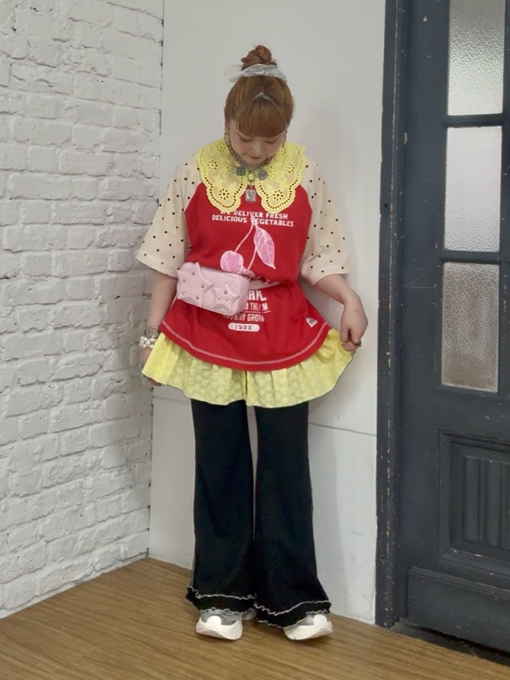 イエロー系のシャツ/ブラウス、ブラック系のその他パンツ、レッド系のTシャツ/カットソーを着用したレディースの夏コーディネートの2枚目の写真