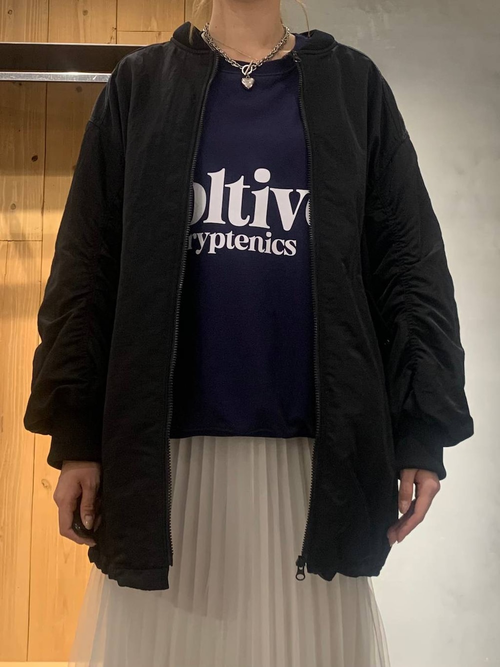 ブラック系のブーツ、ブラック系のブルゾン、ブルー系のスウェットを着用したレディースの秋コーディネートの4枚目の写真