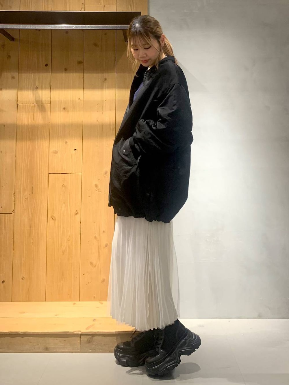 ブラック系のブーツ、ブラック系のブルゾン、ブルー系のスウェットを着用したレディースの秋コーディネートの2枚目の写真