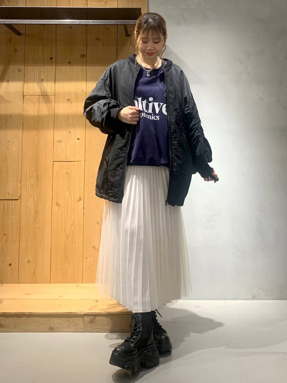 ブラック系のブーツ、ブラック系のブルゾン、ブルー系のスウェットを着用したレディースの秋コーディネートの5枚目の写真