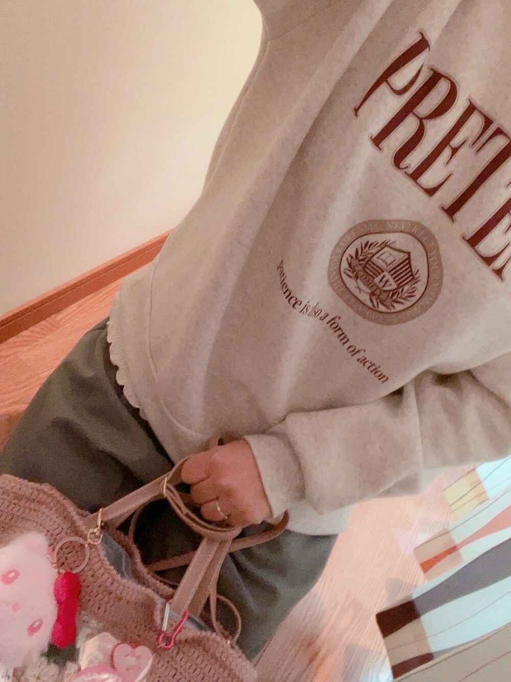 「レイヤードスタイル、大人ファッション、グレー、短パン、タイツ」｜「Honeysのアイテム（スウェット、グレー系）」を使った、konomiiさん（レディース・153cm）の冬コーディネートの3枚目の写真