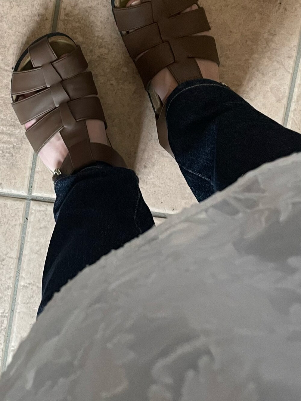ホワイト系のキャミソール、グリーン系のトップス、ブルー系のデニムパンツを着用したレディースの夏コーディネートの2枚目の写真