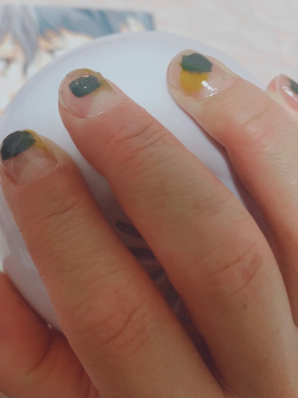 ホワイト系のキャミソール、グリーン系のトップス、ブルー系のデニムパンツを着用したレディースの夏コーディネートの3枚目の写真