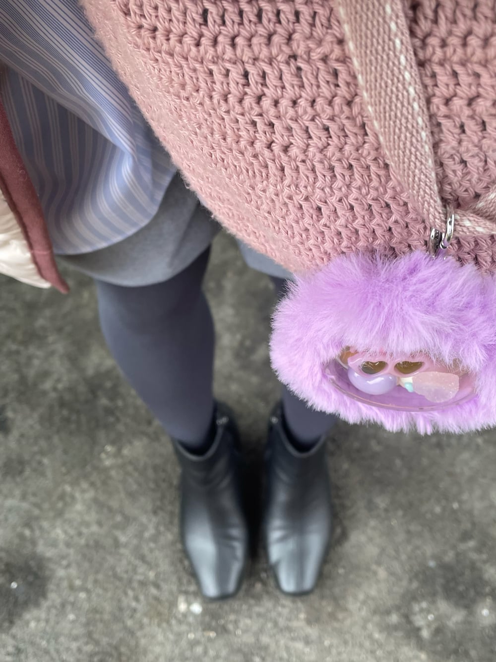 ブルー系のシャツ/ブラウス、ピンク系のトップス、ベージュ系のジャケット/アウターを着用したレディースの冬コーディネートの2枚目の写真