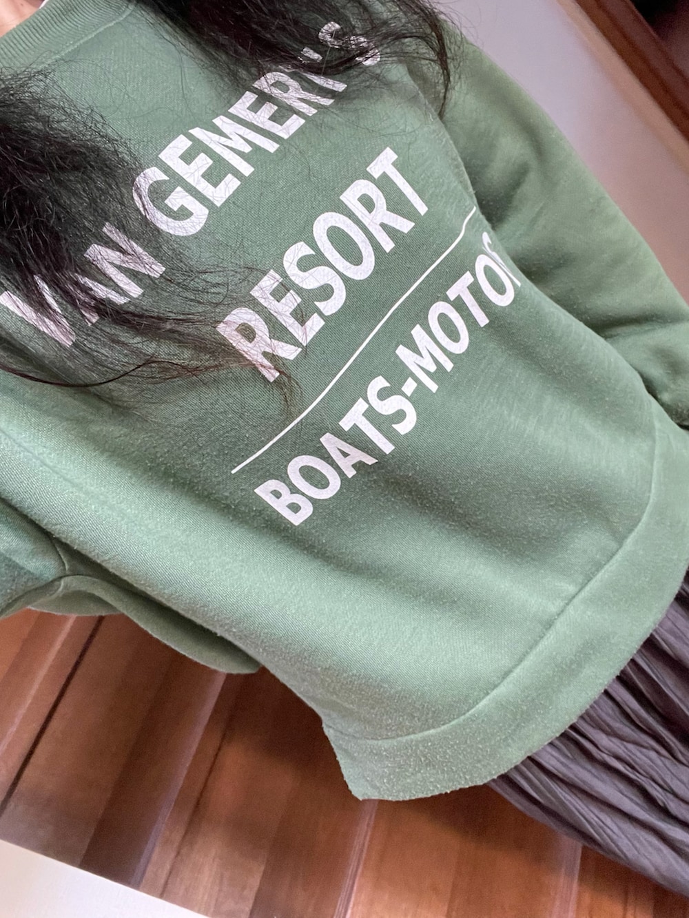 ベージュ系のバッグ、グリーン系のニット/セーター、ベージュ系のTシャツ/カットソーを着用したレディースの秋コーディネートの2枚目の写真