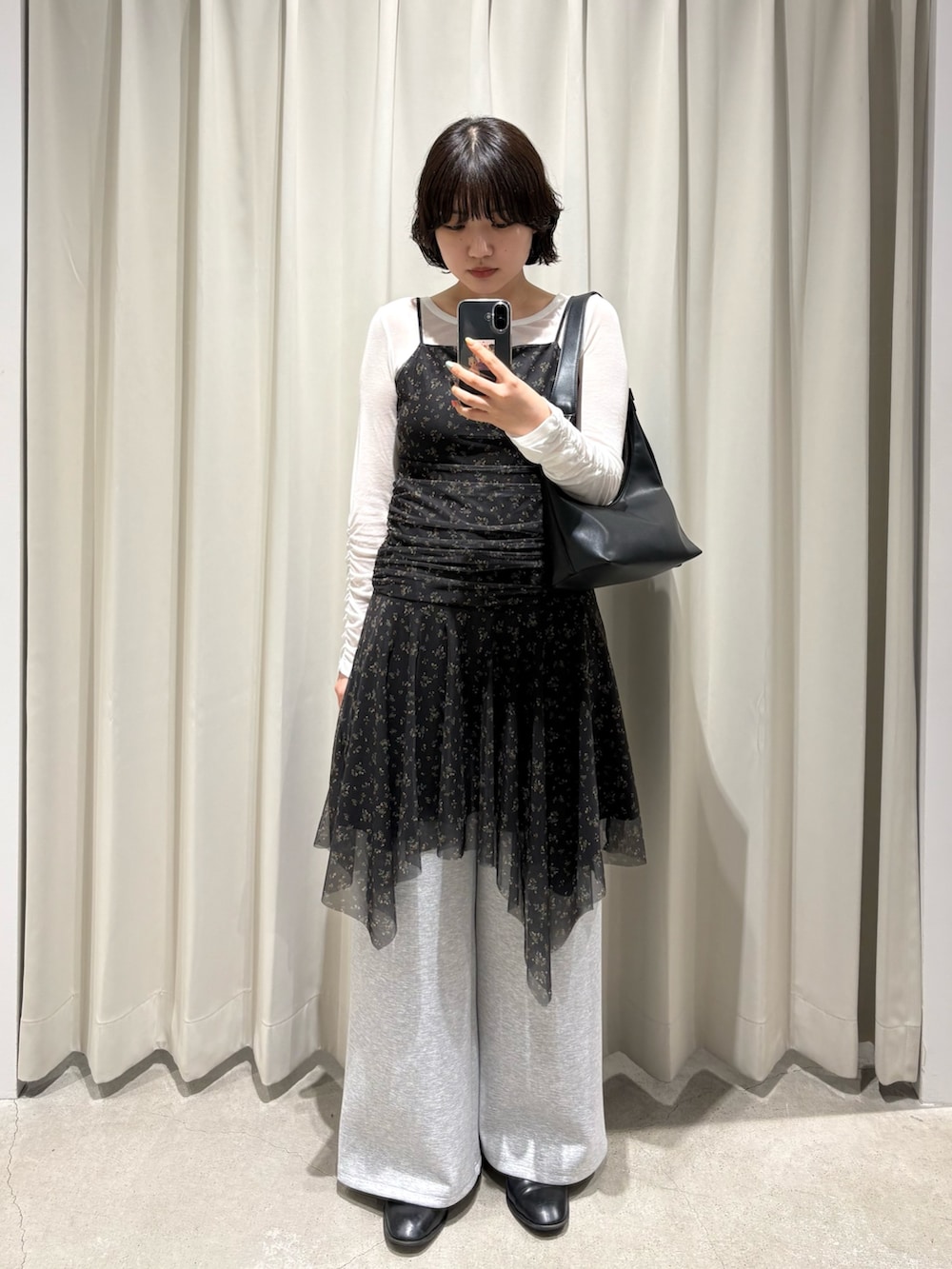 ブラック系のワンピース、ホワイト系のTシャツ/カットソー、グレー系のその他パンツを着用したレディースの春コーディネートの2枚目の写真