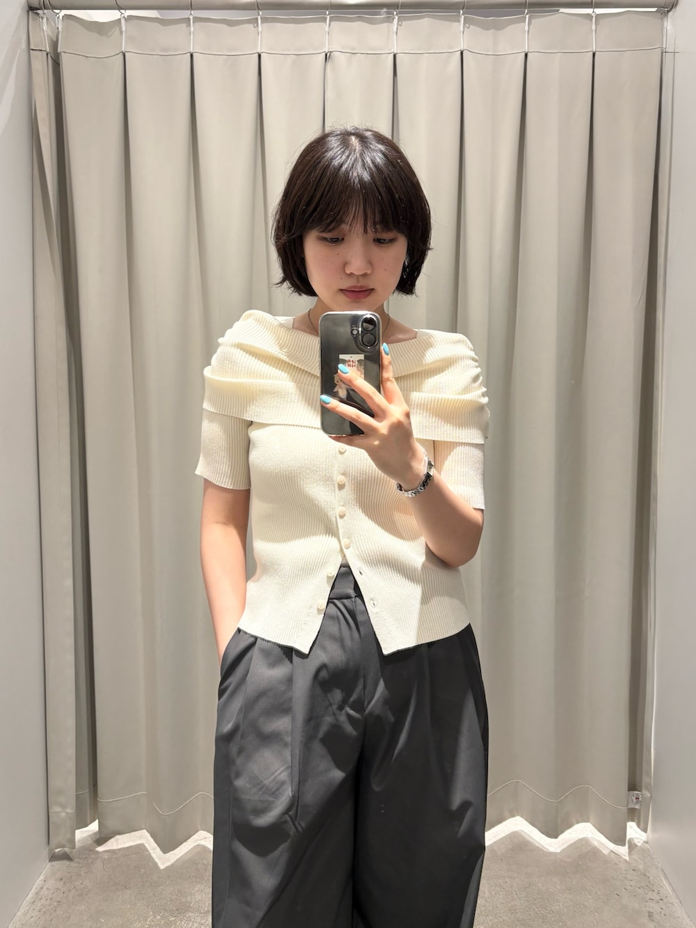 ホワイト系のニット/セーター、グレー系のその他パンツを着用したレディースの夏コーディネートの2枚目の写真
