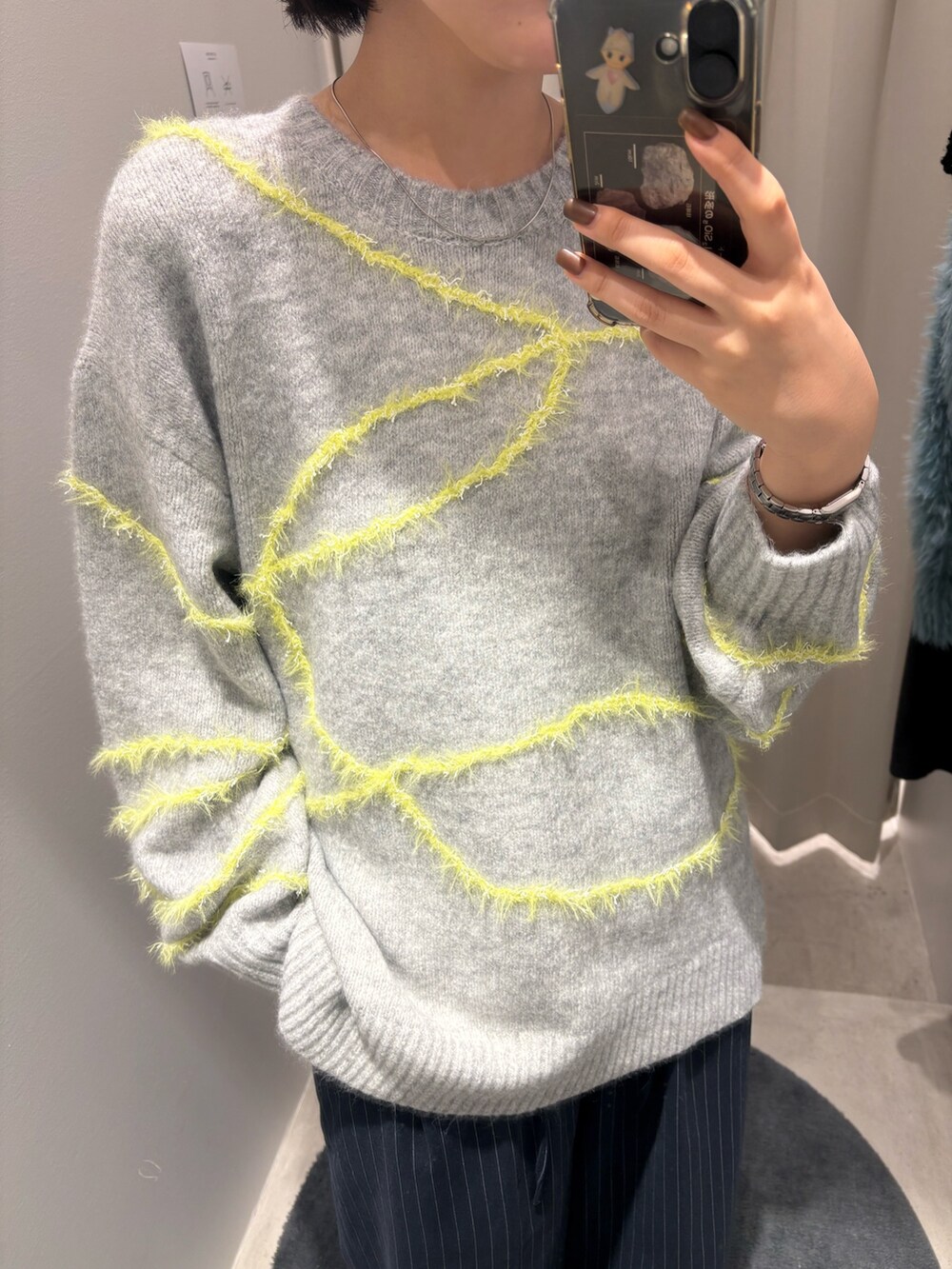 グレー系のニット/セーターを着用したレディースの秋コーディネートの2枚目の写真