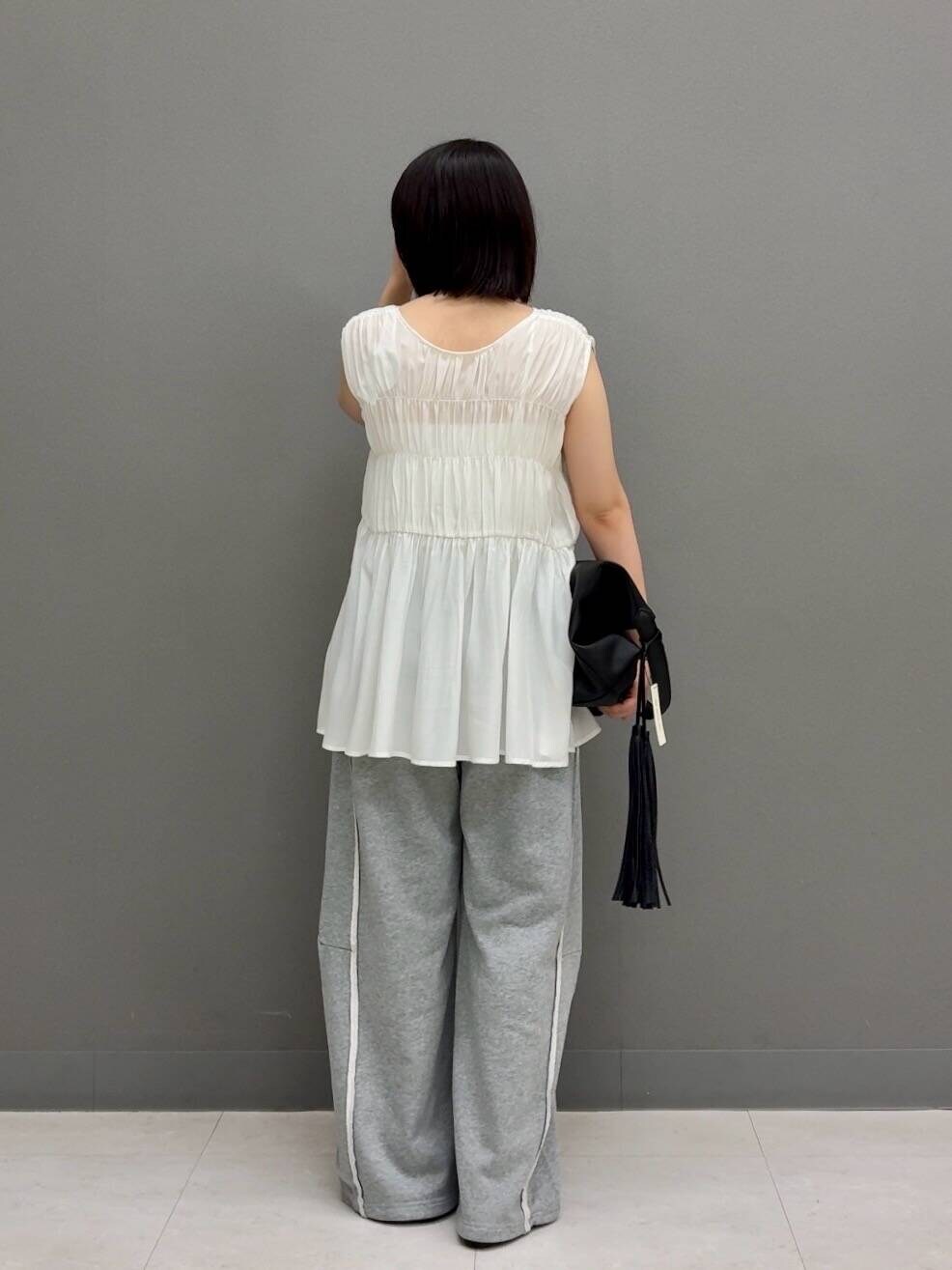 ブラック系のトートバッグ、ホワイト系のシャツ/ブラウス、グレー系のその他パンツを着用したレディースの夏コーディネートの4枚目の写真