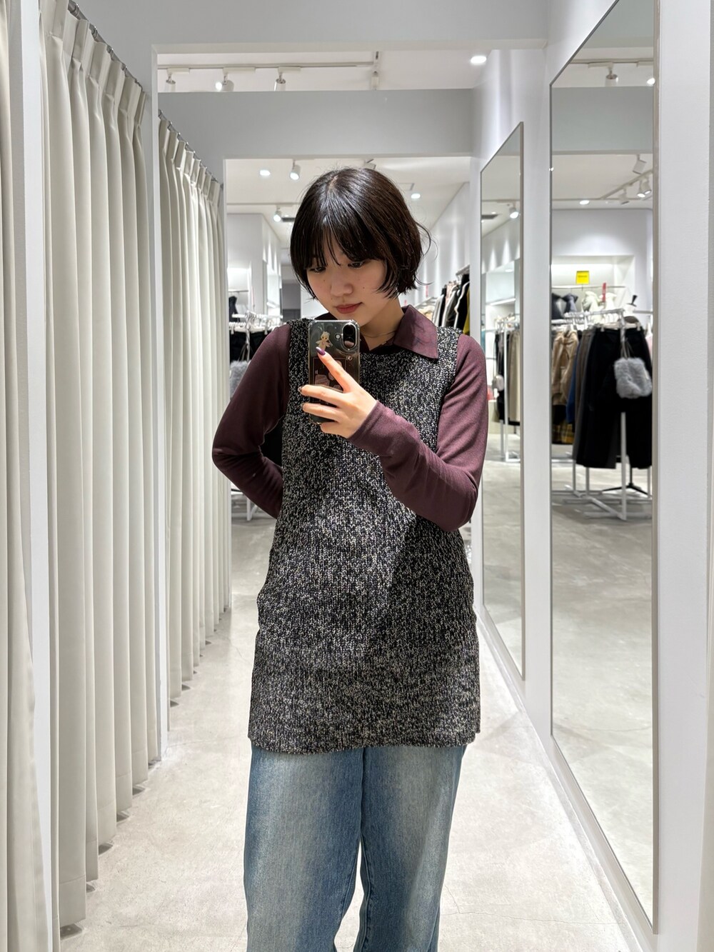 ブラウン系のシャツ/ブラウス、ブラック系のベストを着用したレディースの冬コーディネートの3枚目の写真