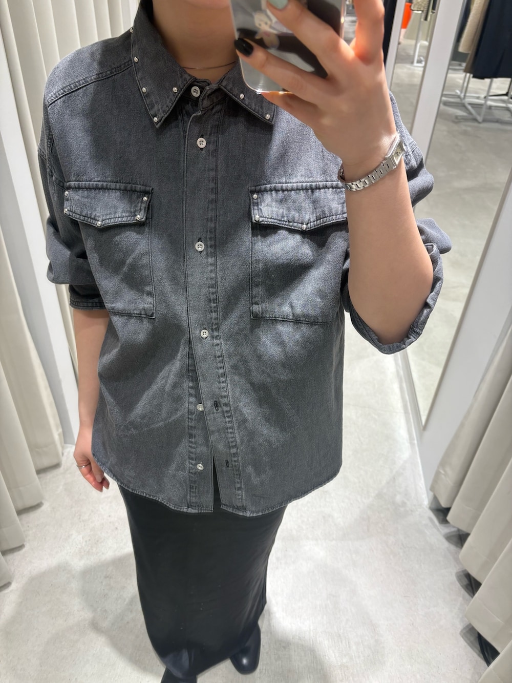 ブラック系のシャツ/ブラウス、ブラック系のスカートを着用したレディースの春コーディネートの2枚目の写真